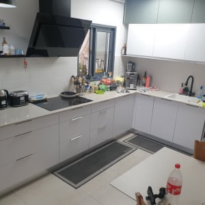 מטבח מודרני עם מכשירי חשמל וכלים על השיש