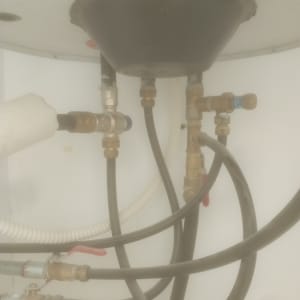 צינורות ומחברים מתחת לדוד שמש