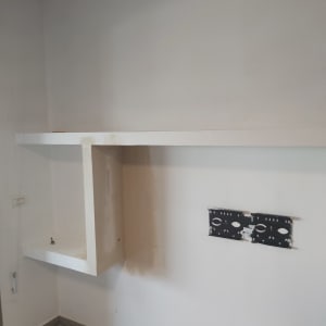 מדף גבס מותקן על קיר עם חיבורים חשמליים