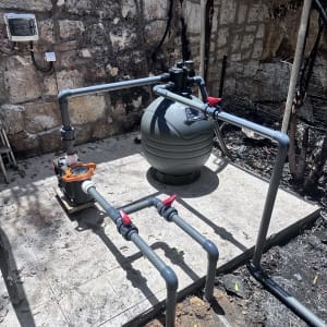מערכת סינון מים לבריכה עם צינורות וברזים
