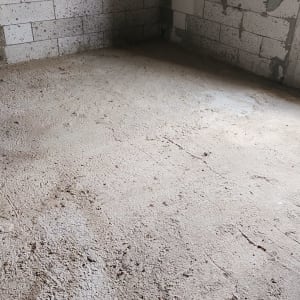 גג רעפים עם קורות עץ חשופות ותקרה בטון