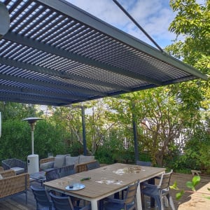 פרגולה מאלומיניום עם קורות אופקיות בגינה