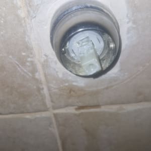 חלק של ברז או צינור על קיר קרמיקה