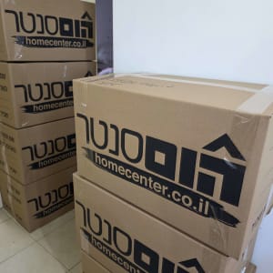 ארגזים עם לוגו הום סנטר, מסודרים בערימה