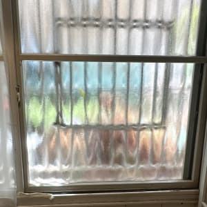 חלון זכוכית עם מסגרת מתכתית