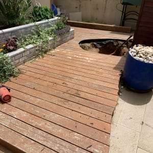 דק עץ עם חור, עציצים, חבית עם אבנים