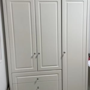 ארון בגדים לבן עם דלתות ומגירות