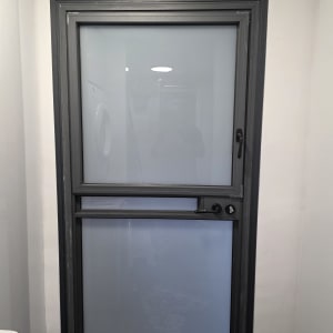 דלת אלומיניום עם זכוכית חלבית