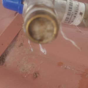 שסתום מים על גג עם סימני חלודה ונזילה