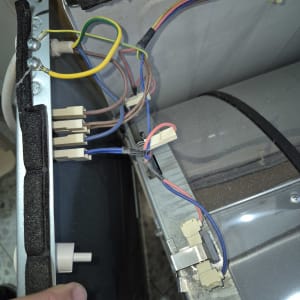 חוטי חשמל צבעוניים מחוברים למכשיר חשמלי