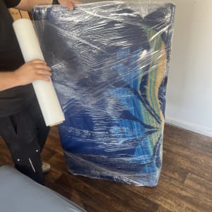 עטיפת רהיט בניילון לקראת מעבר דירה