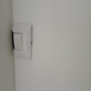 מתג חשמל לבן על קיר לבן