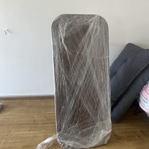 רהיט עטוף בניילון מוכן להובלה