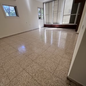 רצפה נקייה עם אור טבעי בחדר ריק