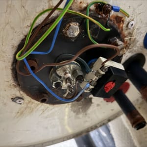 חיבורים חשמליים על דוד שמש עם צינורות וחוטים צבעוניים