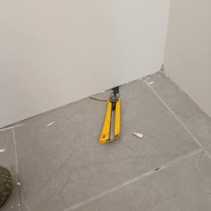 סכין חיתוך על רצפה ליד קיר