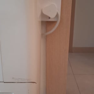 שקע חשמל עם מתג מואר ומחובר