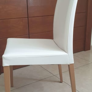 כיסא מרופד בלבן עם רגלי עץ