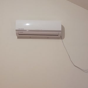 מזגן מותקן על קיר בחדר שינה
