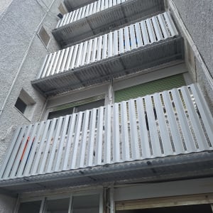 מעקות אלומיניום במרפסות בניין מגורים