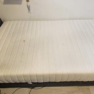 מזרן עם כתמים קטנים על פני השטח