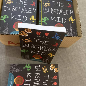 ספרים בארגז עם כריכה צבעונית וציורים.