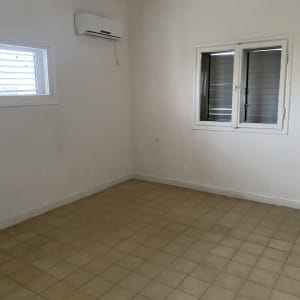 רצפה נקייה עם אריחים בחדר ריק