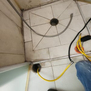 צינור גמיש וציוד בדיקת נזילות במקלחת