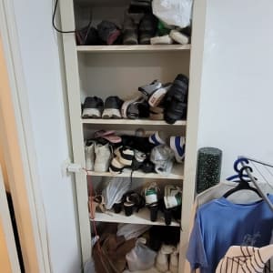 ארון נעליים עם בגדים תלויים לידו