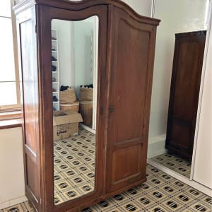 ארון עץ עם מראה בחדר עם רצפת אריחים מעוצבת