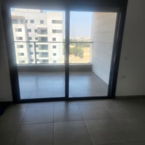 מרפסת עם רצפה נקייה ודלת זכוכית