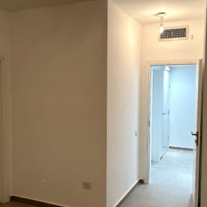 פתח מיזוג אוויר בתקרה מעל דלת פתוחה