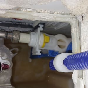 חלקי צנרת פלסטיק ומתכת בתוך ארון