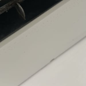 חלק ממזגן עם לכלוך על התריסים