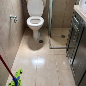 שירותים עם רצפה נקייה ומגב ירוק