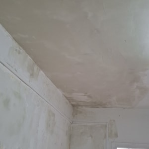תקרה וקירות עם סימני צבע וטיח