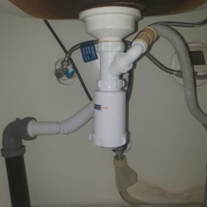 צנרת מתחת לכיור עם חיבורים וצינורות