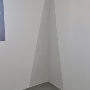 קיר צבוע בצורת משולש אפור בהיר