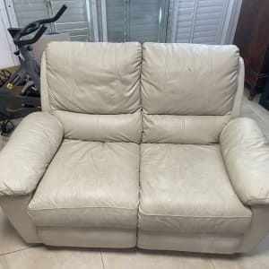 ספה עור בהירה עם כתמים קלים לניקוי