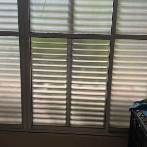 חלון זכוכית עם תריסים פנימיים