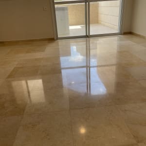 רצפה מבריקה ליד חלון גדול