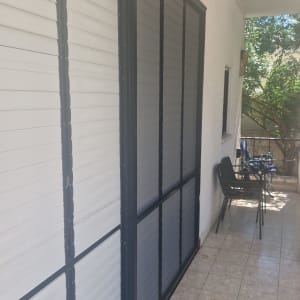 אלומיניום חלונות תריסים במרפסת