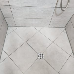 רצפת מקלחת מרוצפת עם ניקוז עגול