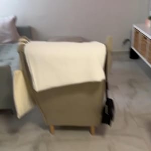 כורסה עם שמיכה לבנה על רצפת שיש