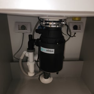 מתקן מטבח מתחת לכיור עם צינורות וחיבורים