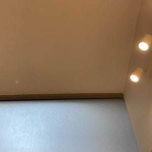 תאורה על תקרה צבועה בגוון בהיר