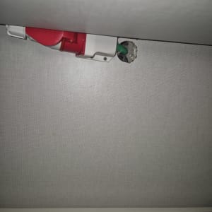 שקע חשמלי עם חוט ירוק בקיר