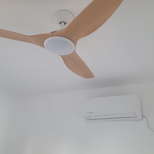 מאוורר תקרה ומזגן על קיר לבן