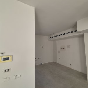 חדר צבוע עם קירות לבנים ותקרה