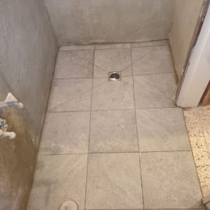 ריצוף חדש עם פתח ניקוז בחדר שיפוצים